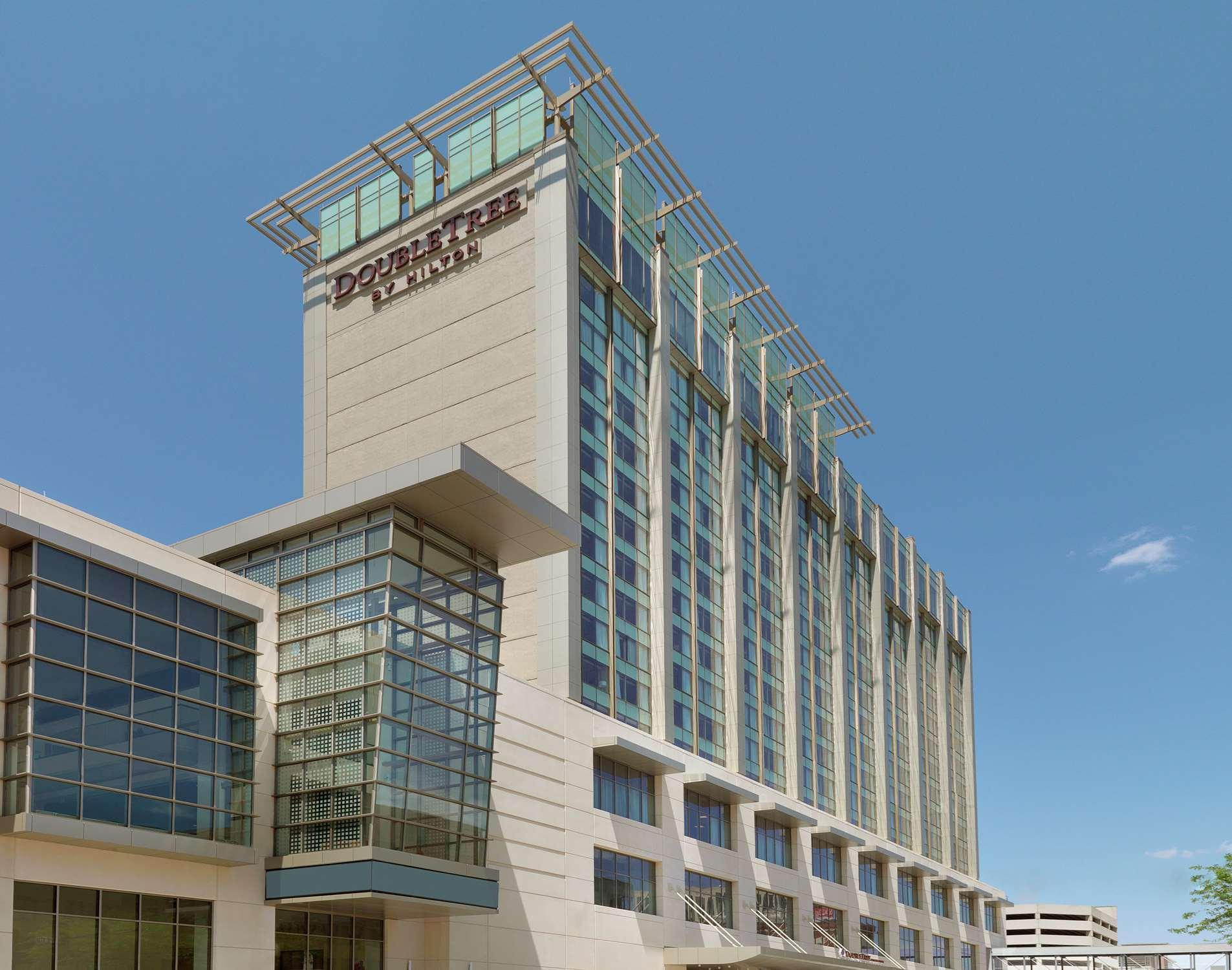 Doubletree By Hilton Hotel Cedar Rapids Convention Complex Exterior photo