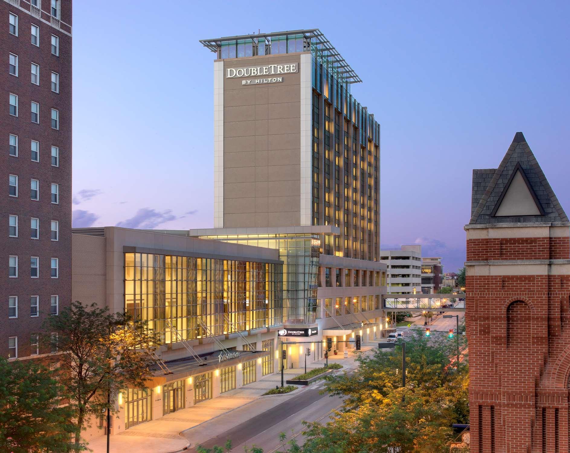 Doubletree By Hilton Hotel Cedar Rapids Convention Complex Exterior photo